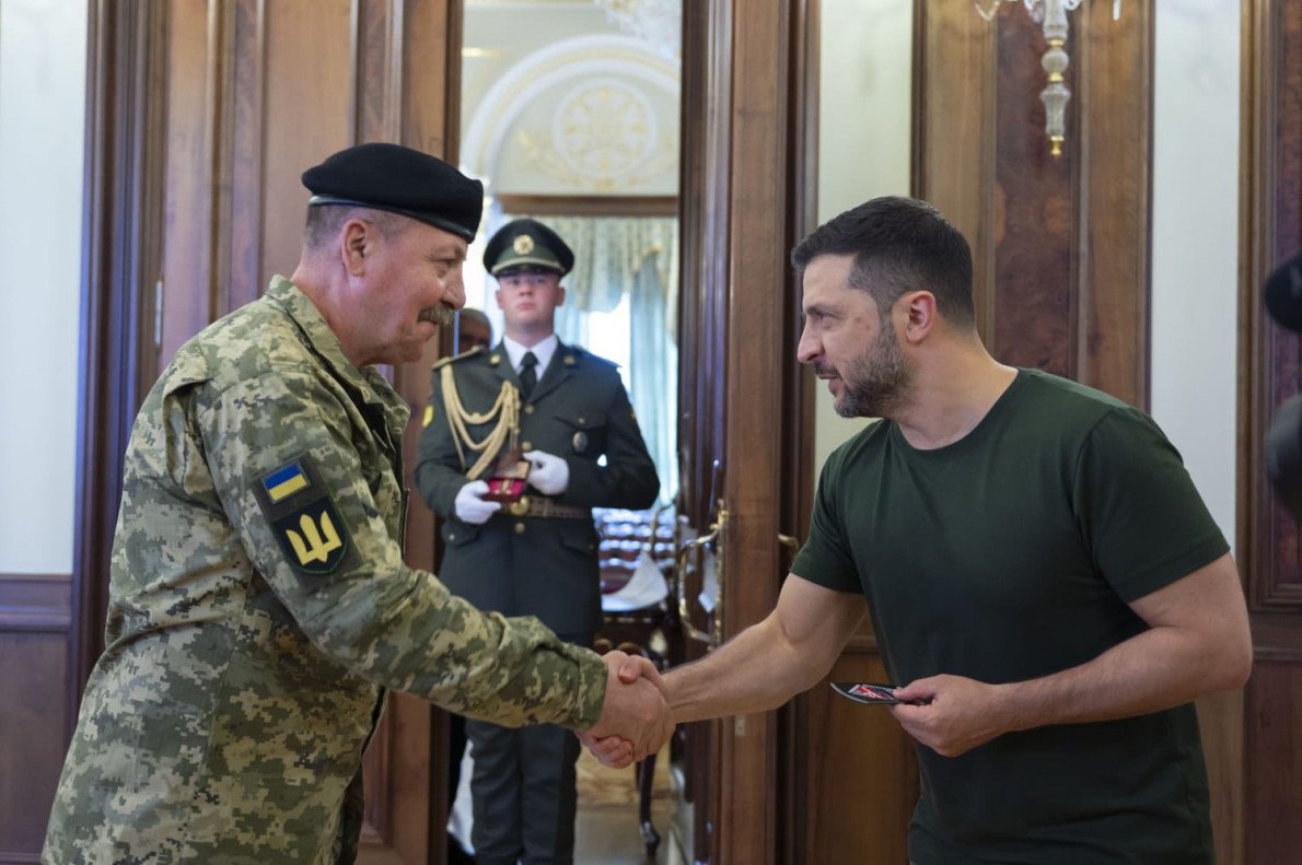 Вручення нагороди. Фото: 14 ОМБр