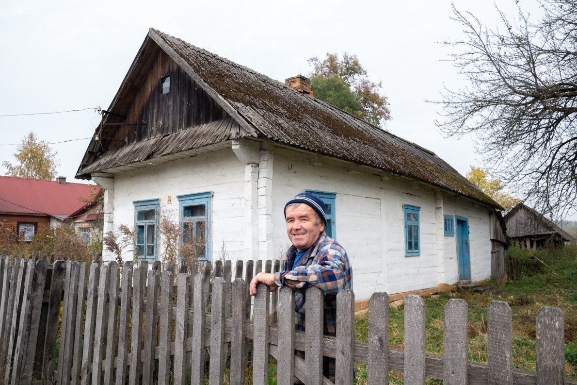 Стриманий біло-блакитний фасад у с. Кам’януха (Маневицька громада).