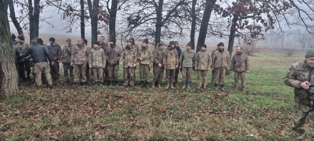 «Наші хлопці, яких повернули з полону, йдуть фотографуватися».