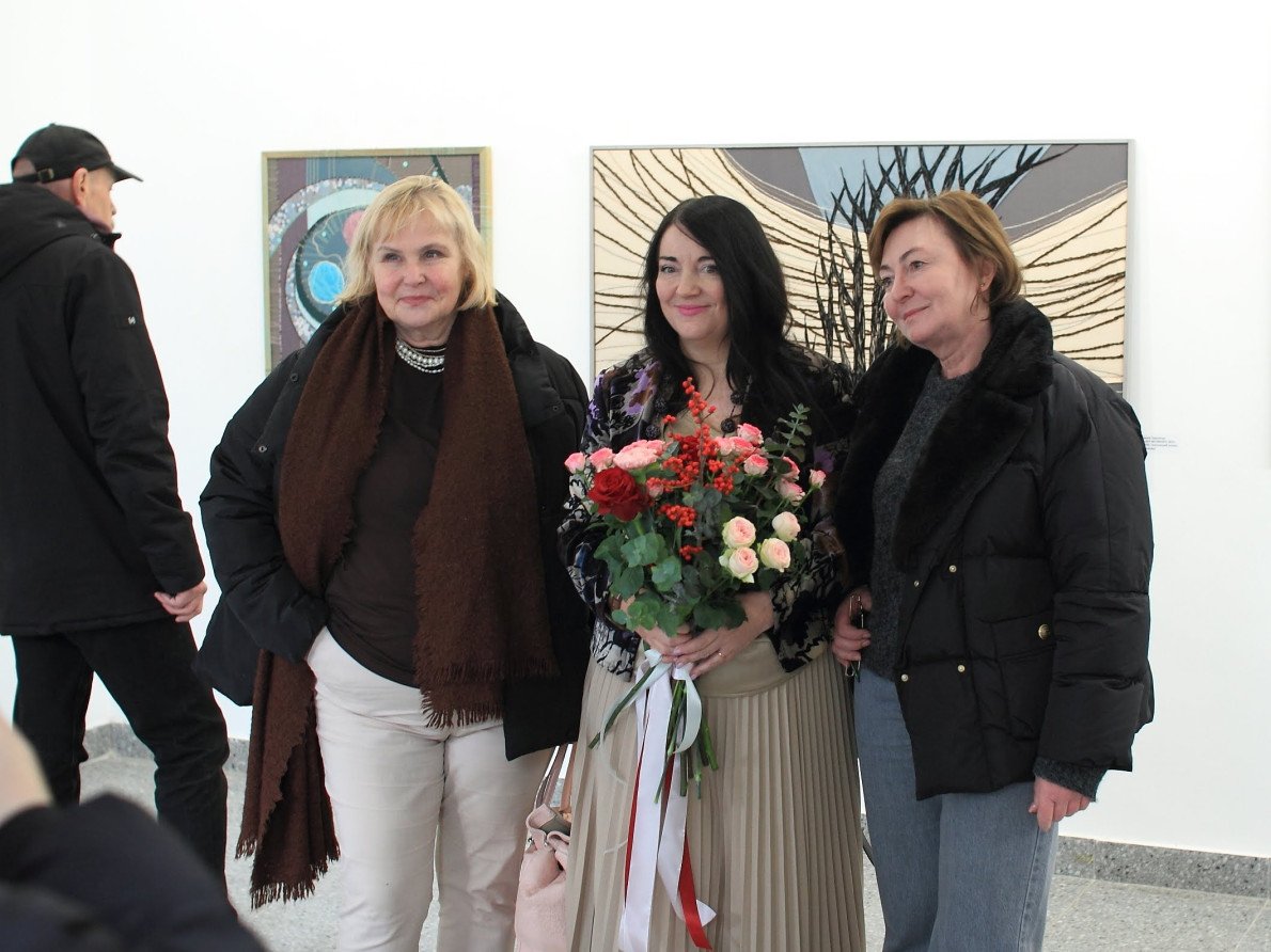 Зліва направо: мистецтвознавиця Зоя Навроцька, організаторка виставки художниця Ольга Каленюк, керуюча партнерка Музею сучасного українського мистецтва Корсаків Леся Корсак. Зліва направо: мистецтвознавиця Зоя Навроцька, організаторка виставки художниця Ольга Каленюк, керуюча партнерка Музею сучасного українського мистецтва Корсаків Леся Корсак.