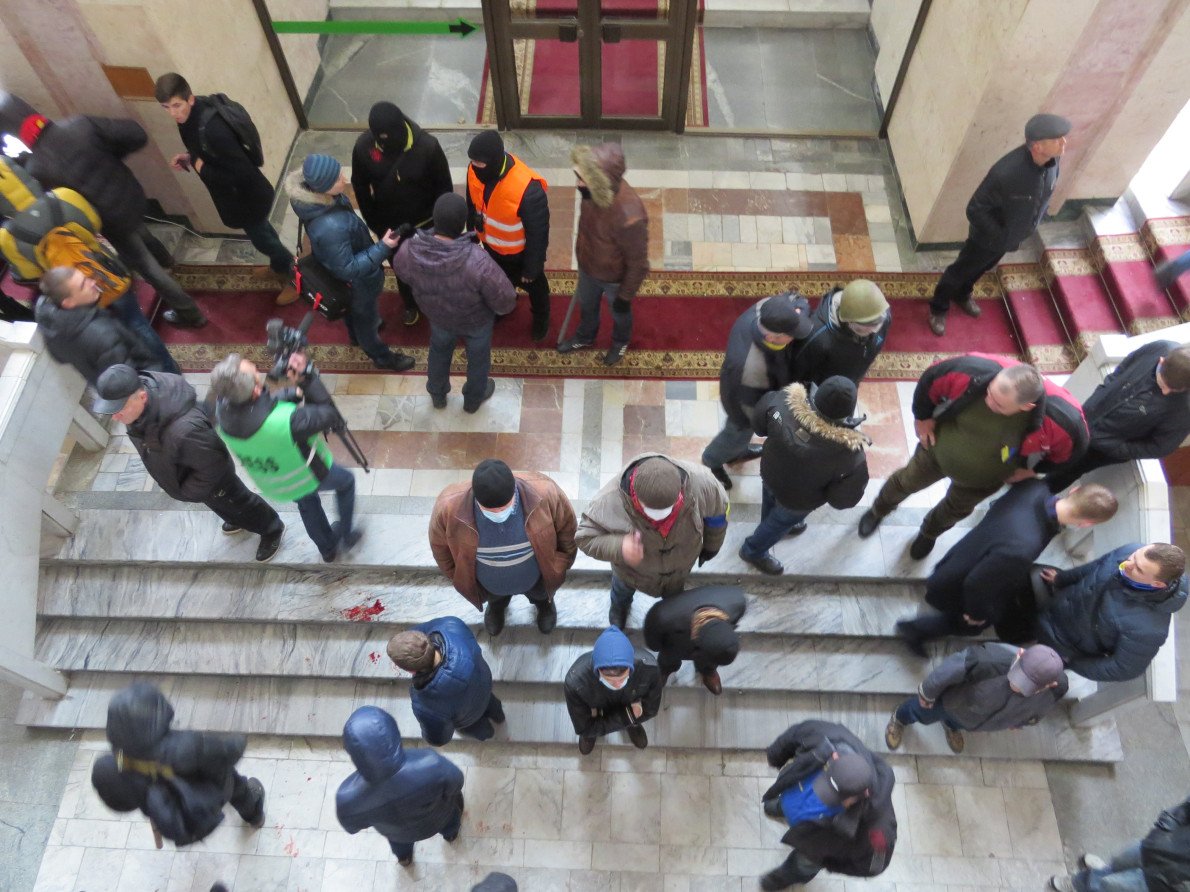 Протестанти у холі «Білого дому». 