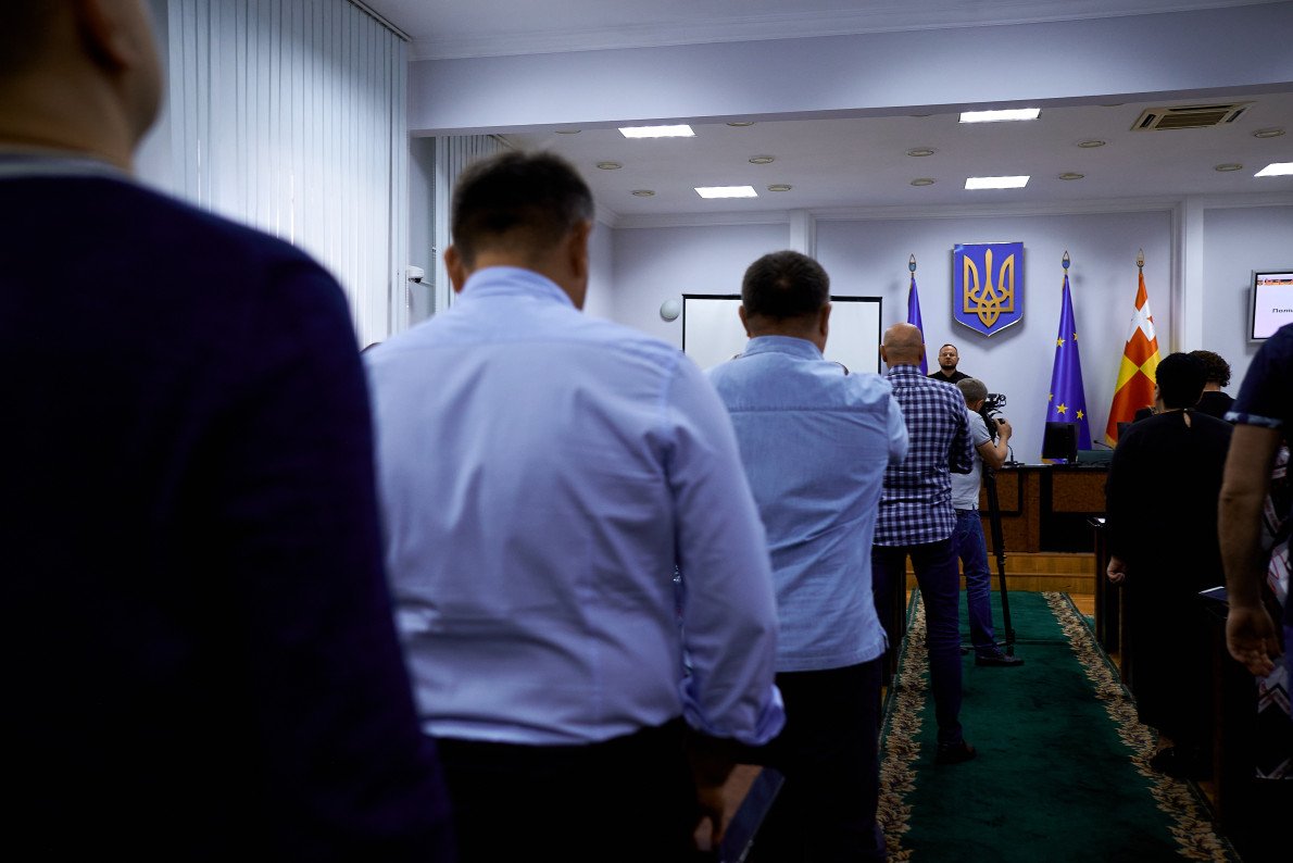 Виконанням Гімну Україну починається кожне пленарне засідання. Ним і закінчується. Частина депутатського корпусу пропонували, аби додати до цієї традиції прочитання молитви «Отче наш». Виконанням Гімну Україну починається кожне пленарне засідання. Ним і закінчується. Частина депутатського корпусу пропонували, аби додати до цієї традиції прочитання молитви «Отче наш».