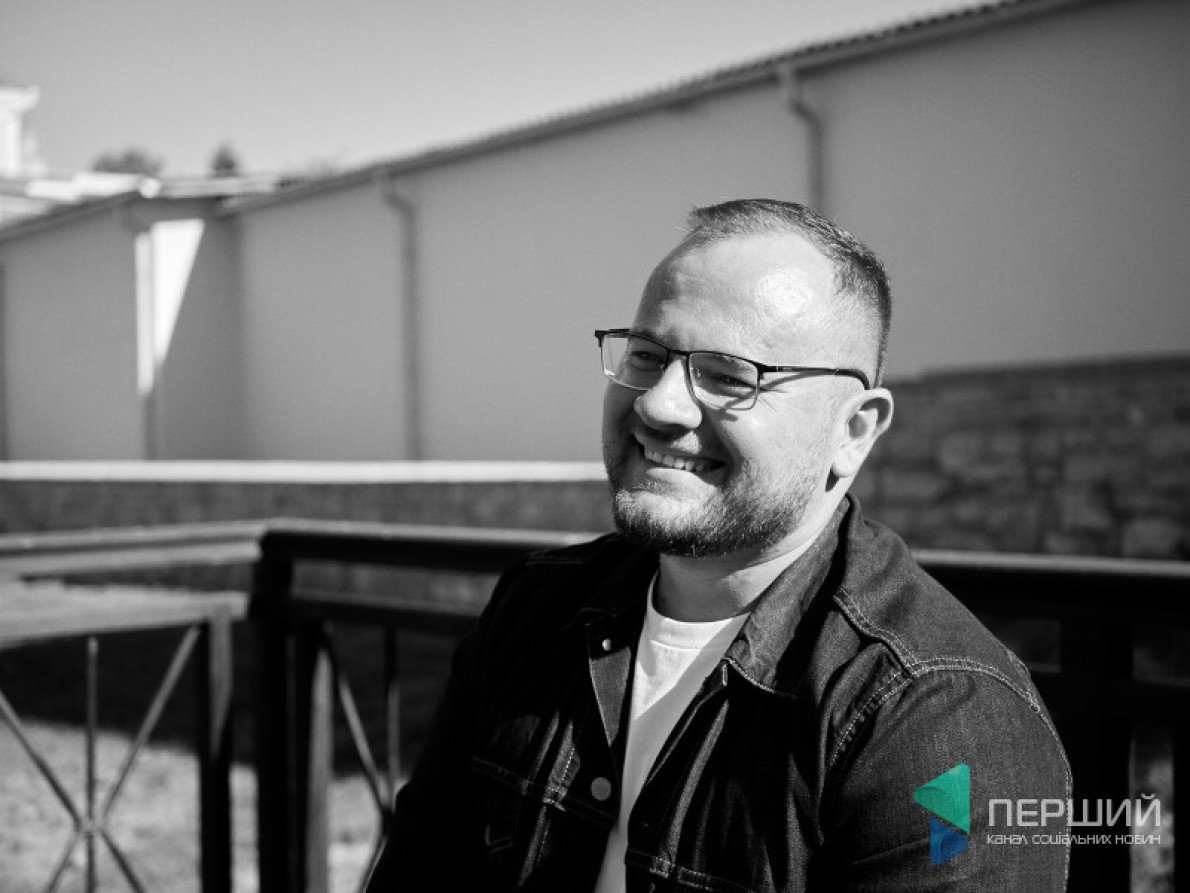 Ігор Поліщук під час інтерв’ю поруч із Окольним замком. Цей музейний простір — один із найбільших проєктів, реалізованих командою Поліщука, на який залучили 1,5 млн євро, у тому числі — кошти ЄС. Тут відреставровані пам’ятки архітектури національного значення: Вежа князів Чорторийських з частиною оборонного муру та Монастир єзуїтів із підземеллями. Фото: Людмила Герасимюк, Перший. Ігор Поліщук під час інтерв’ю поруч із Окольним замком. Цей музейний простір — один із найбільших проєктів, реалізованих командою Поліщука, на який залучили 1,5 млн євро, у тому числі — кошти ЄС. Тут відреставровані пам’ятки архітектури національного значення: Вежа князів Чорторийських з частиною оборонного муру та Монастир єзуїтів із підземеллями. Фото: Людмила Герасимюк, Перший.