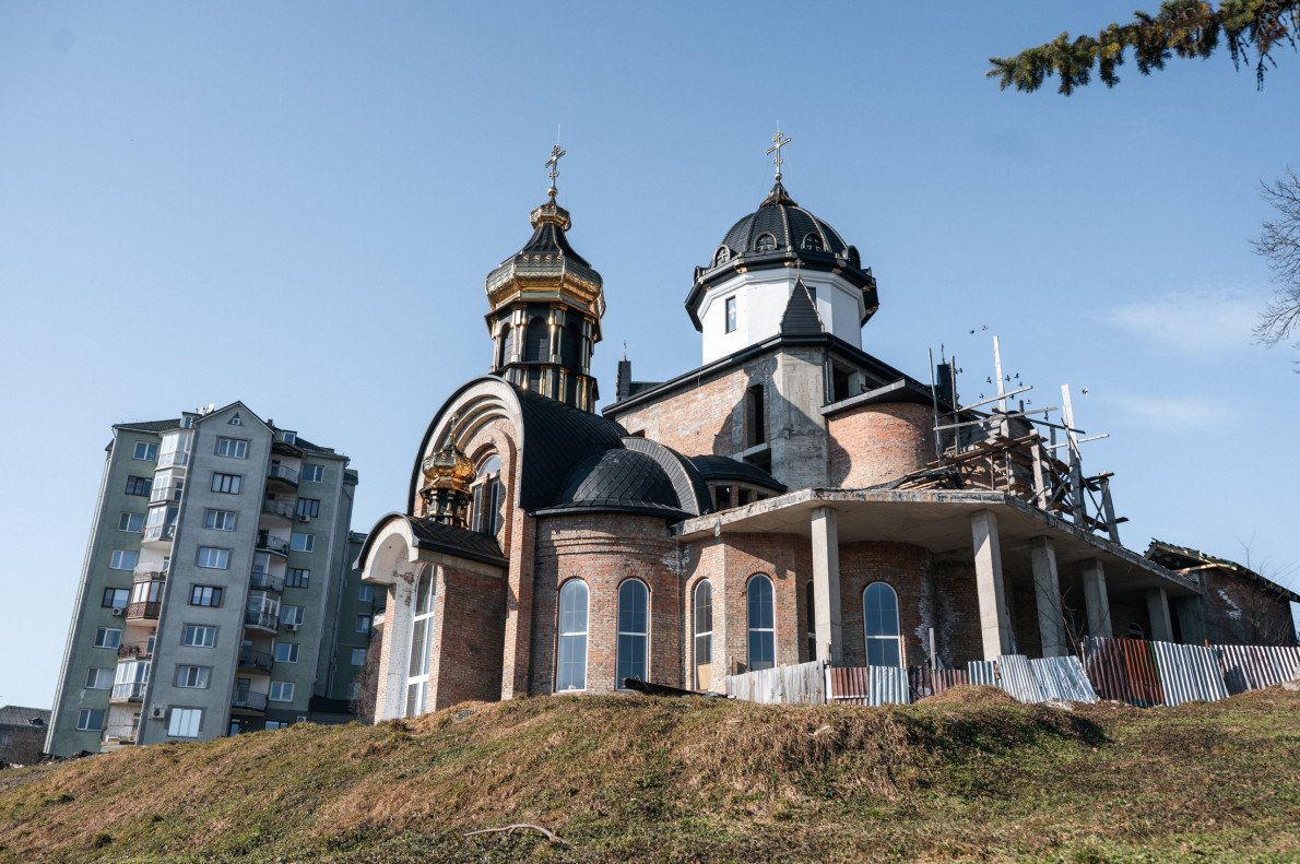 Архітектурна еклектика простежується у поєднанні арок та куполів у стилі різних історичних епох — візантійської класики бароко.