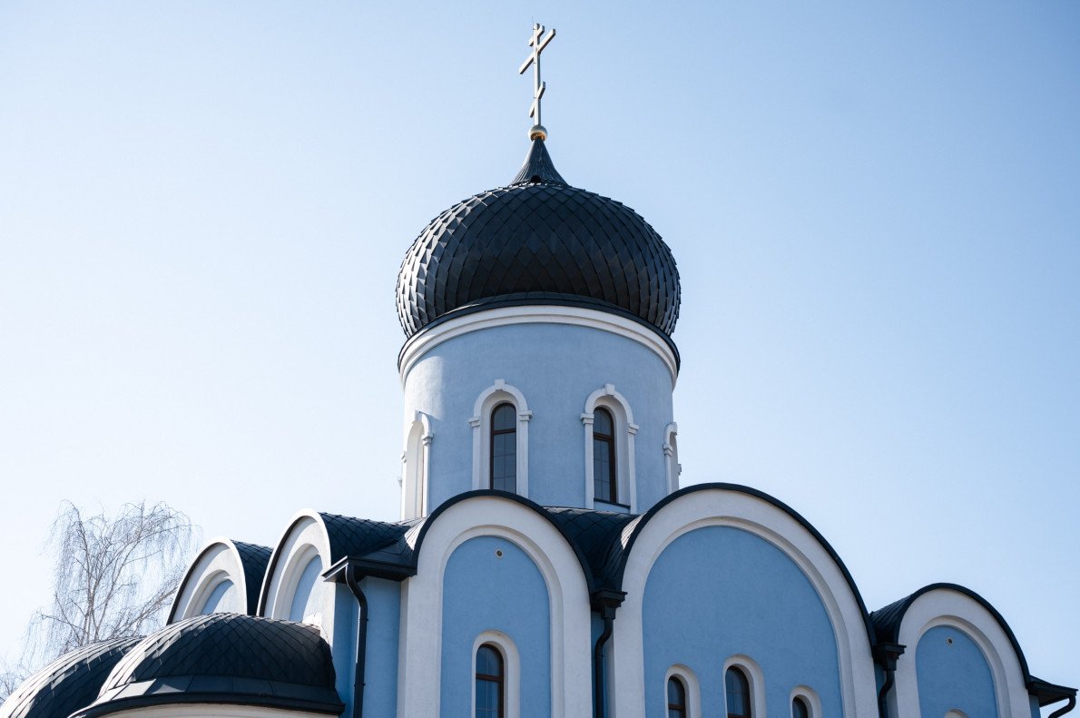 Будівля копіює хрестово-купольний тип із закомарами, до яких додали нехарактерну для візантійського стилю цибулеподібну баню.