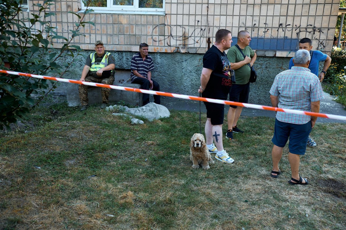 Люди чекають, поки їх впустять у житло по необхідні речі та документи. Зараз там працюють вибухотехніки.