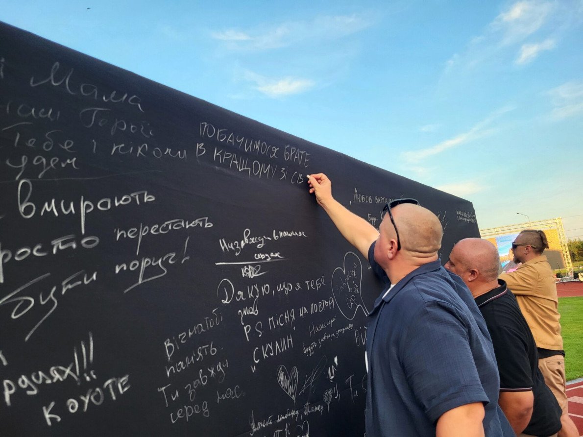 На спеціальному полотні присутні писали те, що хотіли б сказати Петру Каноніку. Фото: kowelrada