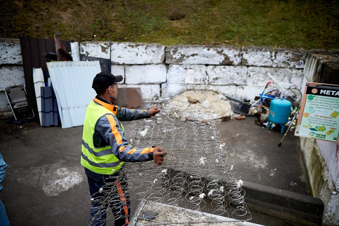 Речі розходяться своїми дорогами: пружинний каркас від старого ліжка — до металобрухту, картон — під навіс, іграшки — в ящики, де хтось інший, можливо, знайде їм новий дім. Речі розходяться своїми дорогами: пружинний каркас від старого ліжка — до металобрухту, картон — під навіс, іграшки — в ящики, де хтось інший, можливо, знайде їм новий дім.