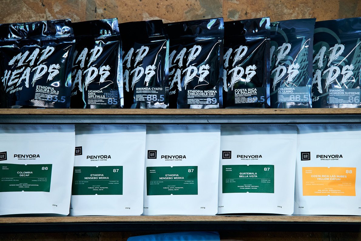 Поличка із зерном на продаж. Зверху кава від обсмажчика «Mad Heads», знизу — «Penyora Specialty Coffee».