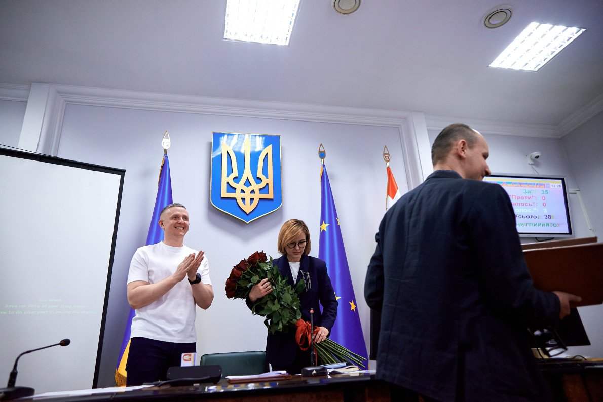 Чотири місяці тому, у березні, Андрій Разумовський був головою лічильної комісії на виборах нового в. о. міського голови і вітав з перемогою Катерину Шкльоду. Фото не втрачає актуальності, але є нюанси.