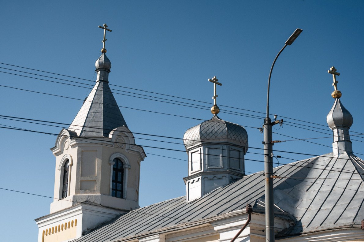 Шатрові завершення дзвінниці та бані у формі «цибулини» — ознака російського стилю храмового будівництва.