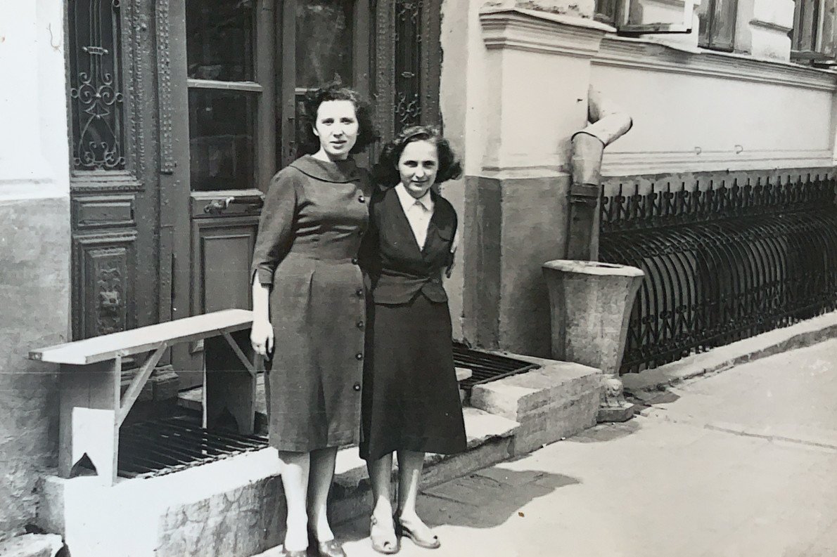 «1959 рік, у Луцьку тільки відкрилося музичне училище. Я з колегою на його порозі: вона, росіянка, — викладала там українську мову, а я, українка, — російську». Нині — поріг офісу обласної прокуратури.