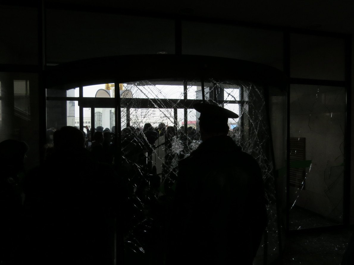 Цей момент засвідчив: жодна адмінбудівля не спинить обуреного народу. Але за кілька літ у ці стіни прийшов один із голів ОДА, який про це — забув. І поставив на цьому вході турнікети. 