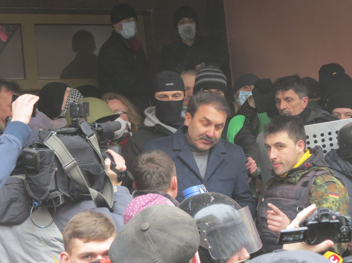 Люди вивели в натовп Башкаленка, щоб той подивився їм у вічі та зрікся влади. Але - ні. 