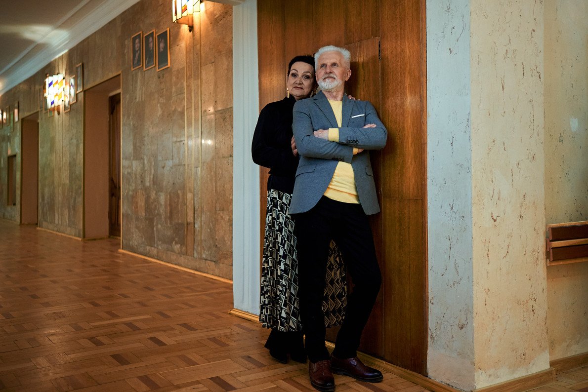 Разом день у день, вдома і на роботі. Життя Олени та Леонтія Бондаруків —  це історія вірності один одному та улюбленій справі.