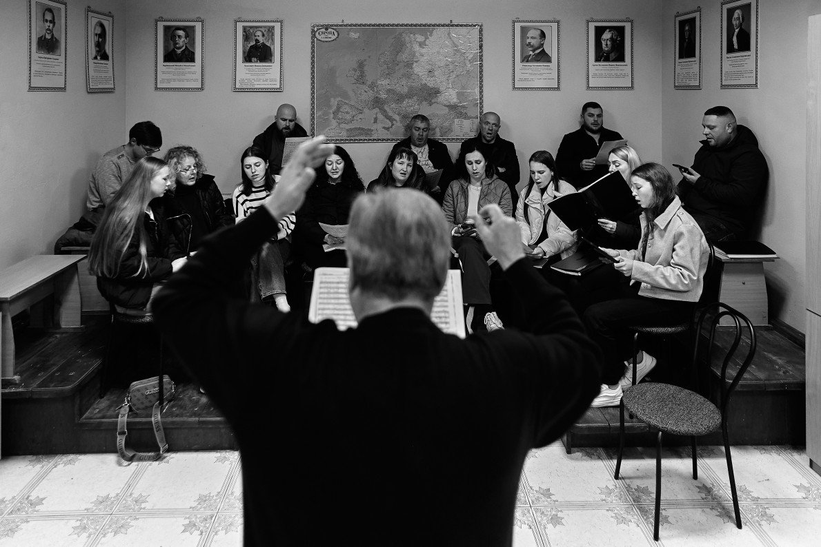 «Успіх колективу — в його співаках. Професійні хористи, як хороший інструмент для диригента». Василь Мойсіюк. «Успіх колективу — в його співаках. Професійні хористи, як хороший інструмент для диригента». Василь Мойсіюк.