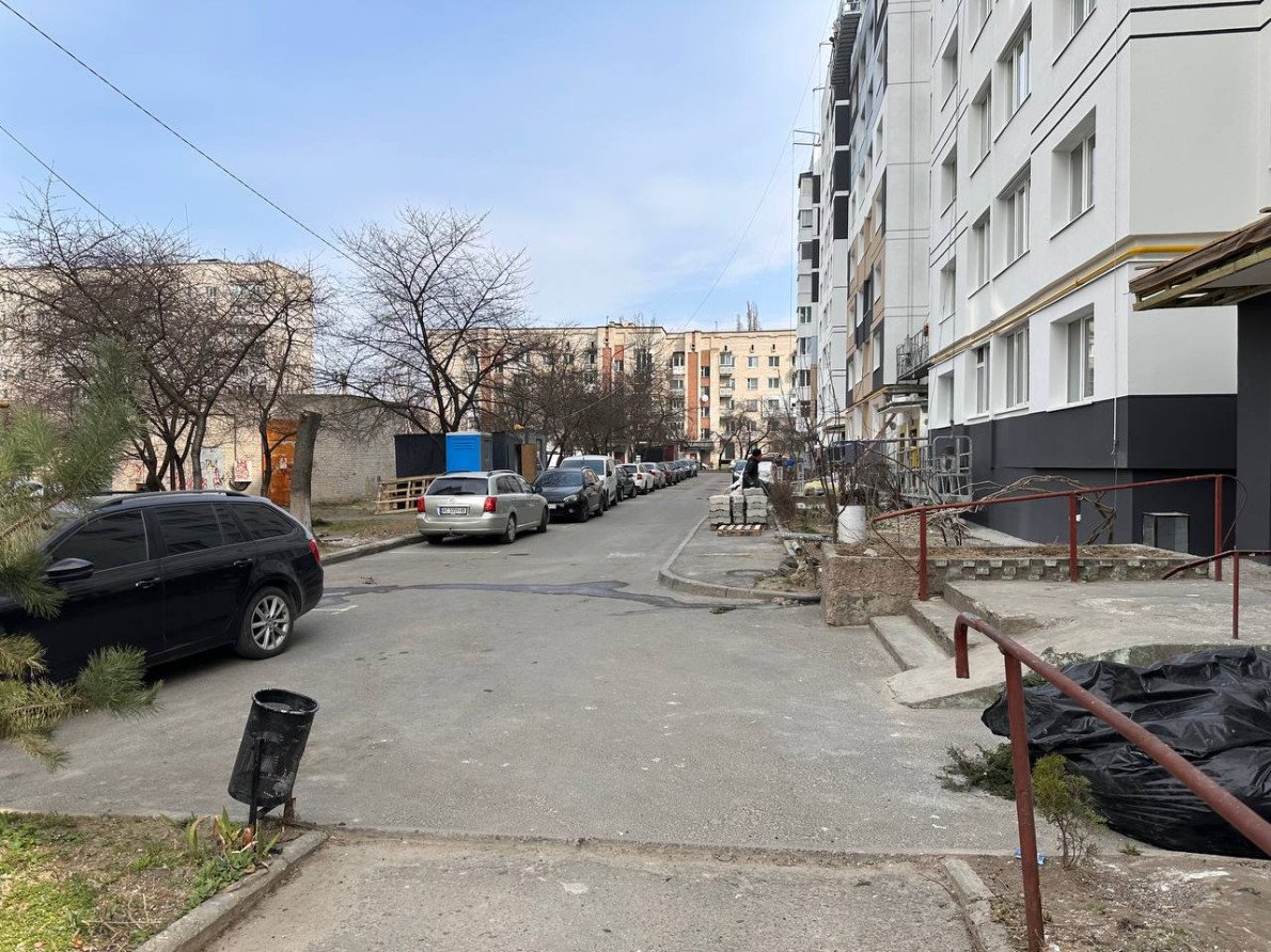 вул. Захисників України, 41.