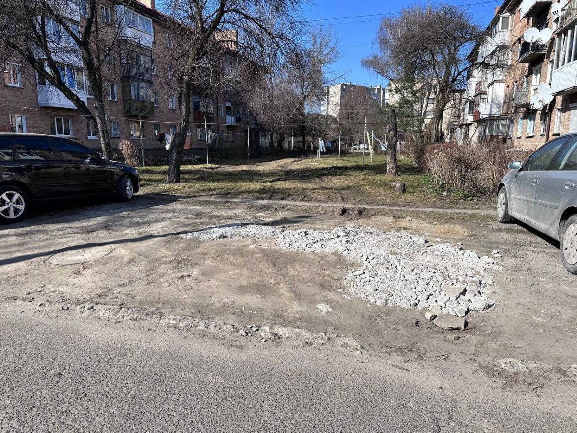 Двір на просп. Президента Грушевського, 8, 10.