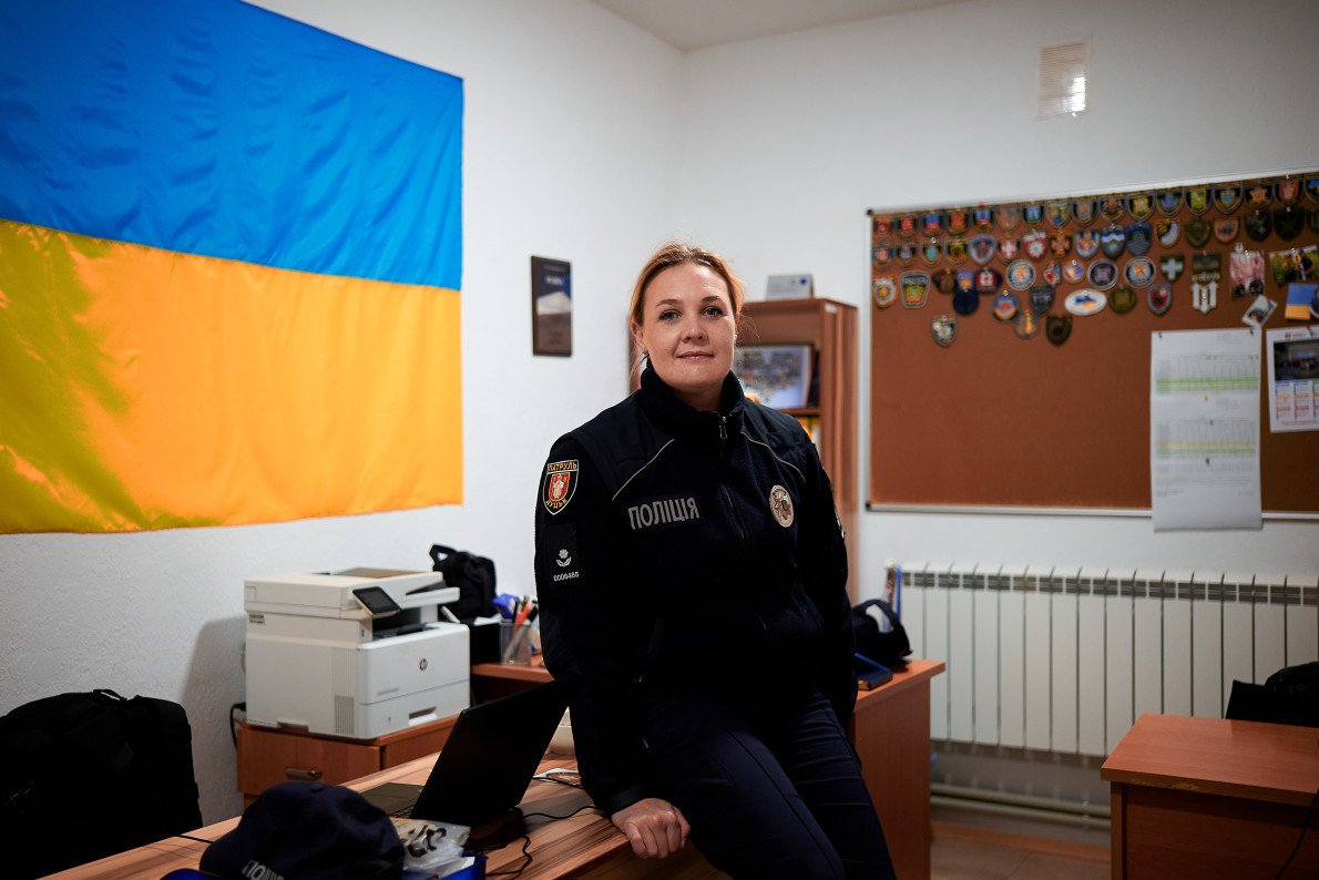Поліцейська знає, як бути щитом у критичну хвилину, але тут, у кабінеті, залишається просто Олею, яка щиро вірить, що добро і порядок починаються з виховання.