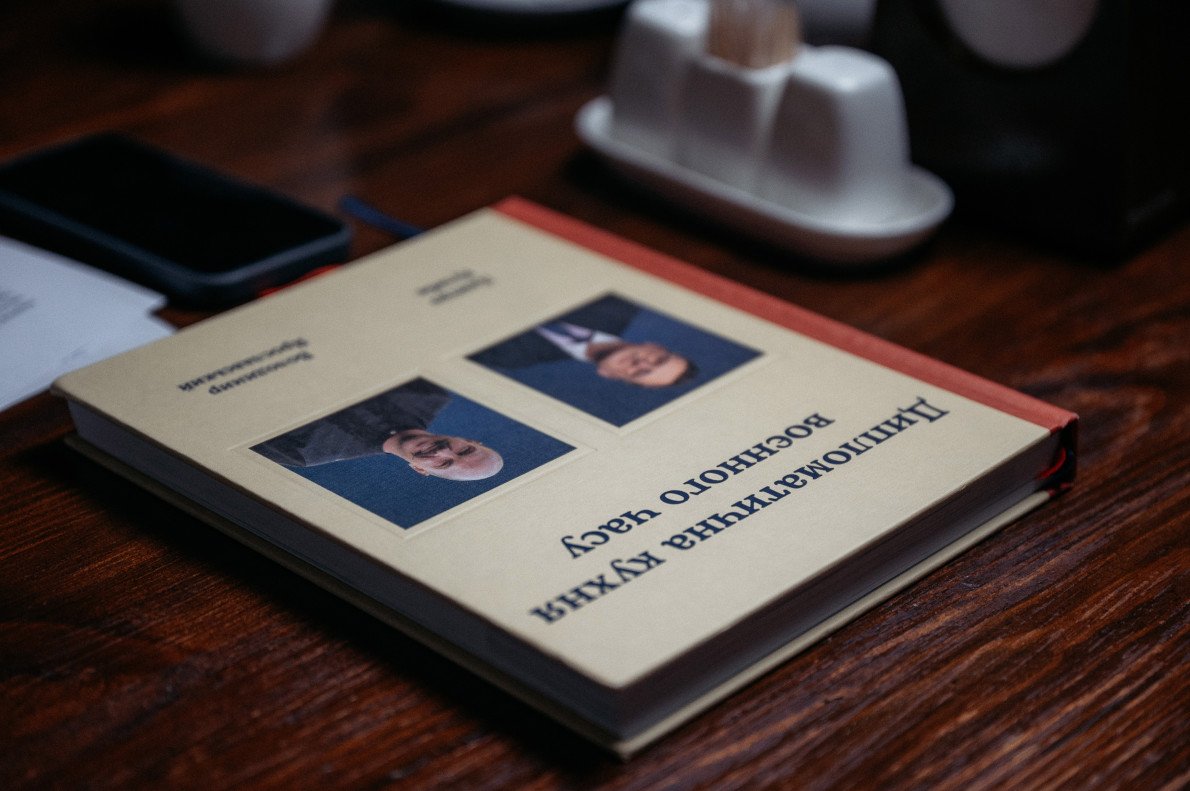 Третя книга Дмитра Кулеби — «Дипломатична кухня воєнного часу», з презентацією якої він приїхав у Луцьк.