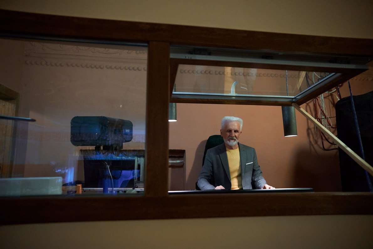 «Художник по світлу — це архітектор кольору. Де зелене, де червоне, де синє — усе має значення. Це теж моє. Як висвітлити актора так, щоб він не був «мертвий», щоб ожив на сцені — або, навпаки, з живого створити відчуття мертвого». Леонтій Бондарук.