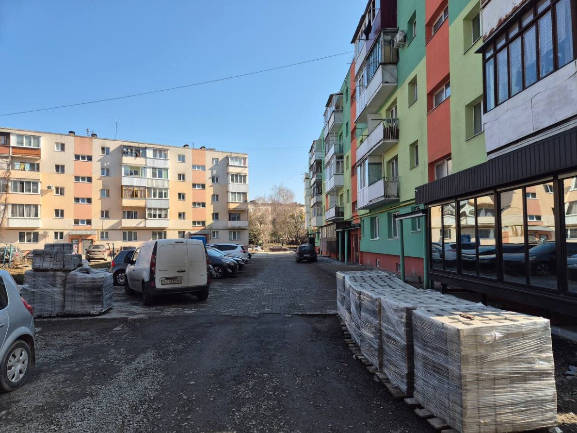 Двір між просп. Перемоги, 12, вул. Івана Огієнка, 1 та вул. 8-го березня, 4,6.