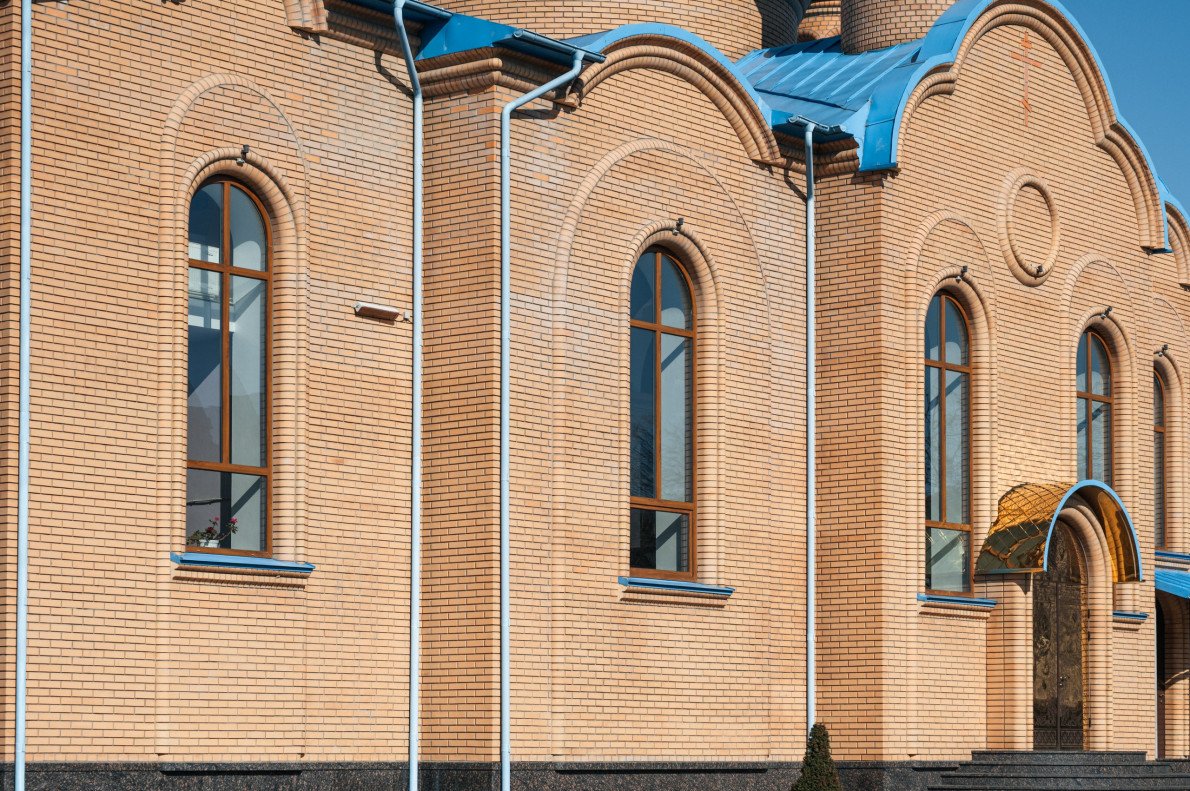 Декоративні кокошники над вікнами.