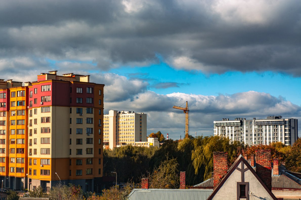 Багатоповерхове місто поглинає «народний» пейзаж. Фото: Тарас Лучко.