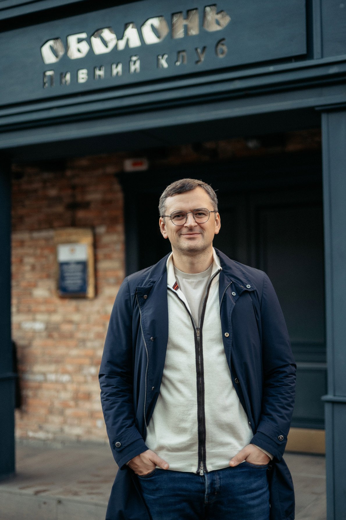 Дмитро Кулеба на вході в «Кораблик», чи офіційно — пивний клуб «Оболонь», що на Коперника 8-А.