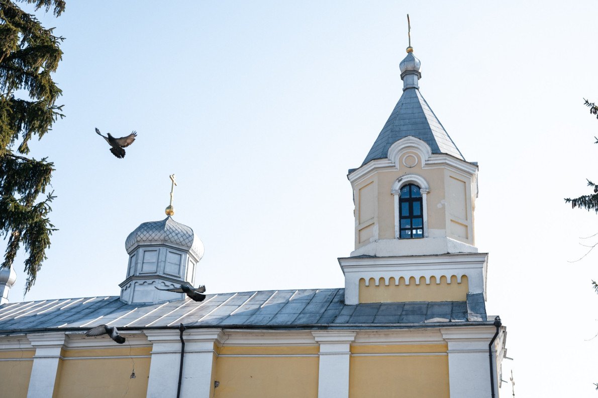 Характерні лиштви навколо вікон прямо копіюють московську архітектуру XVII століття.