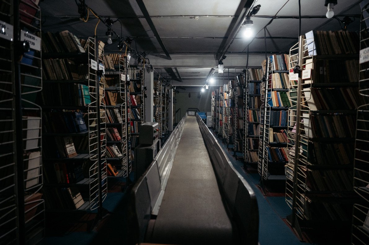 Транспортер — звір книгосховища. Скрегоче, стогне, але свою роботу виконує. Транспортер — звір книгосховища. Скрегоче, стогне, але свою роботу виконує.