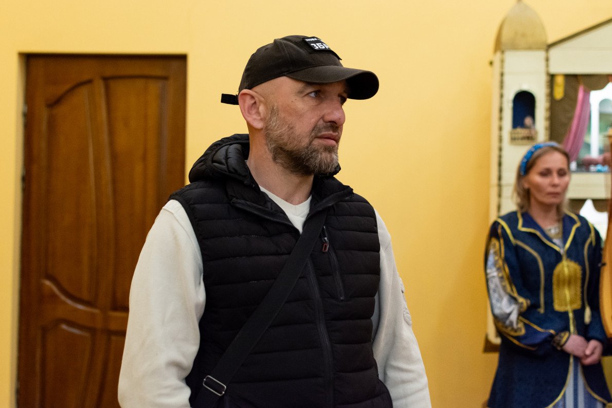Руслан Кашаюк на презентації виставки у Волинському академічному театрі ляльок. Руслан Кашаюк на презентації виставки у Волинському академічному театрі ляльок.