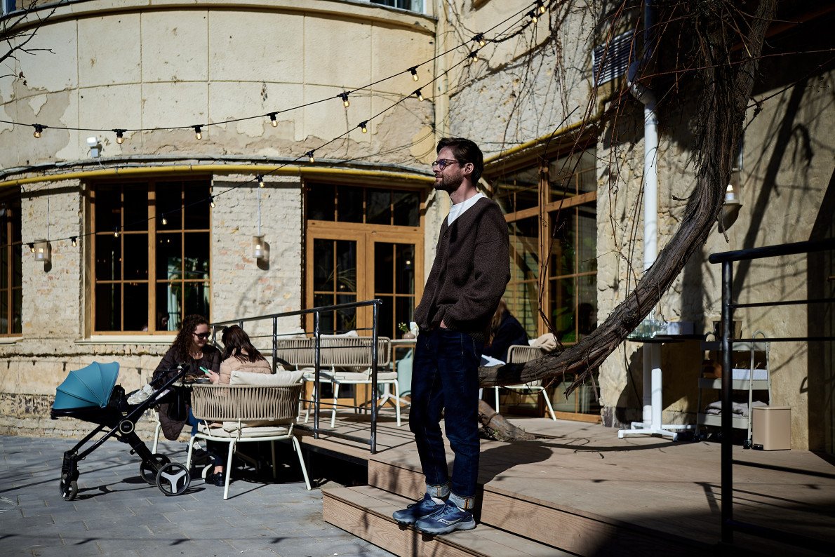 А Левко весь час розглядає свою роботу і думає: «Що ще тут можна покращити?».