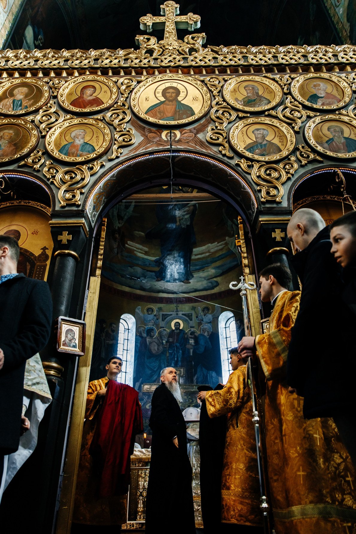 Митрополит Епіфаній у вівтарі Успенського собору