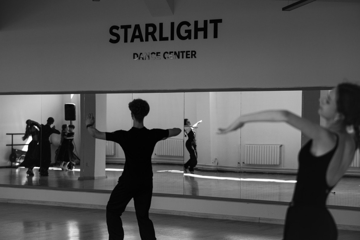 У луцькому клубі спортивного бального танцю Starlight Dance School Ілля Калько збирає докупи свій світ після евакуації з Донеччини у квітні 2022 року.