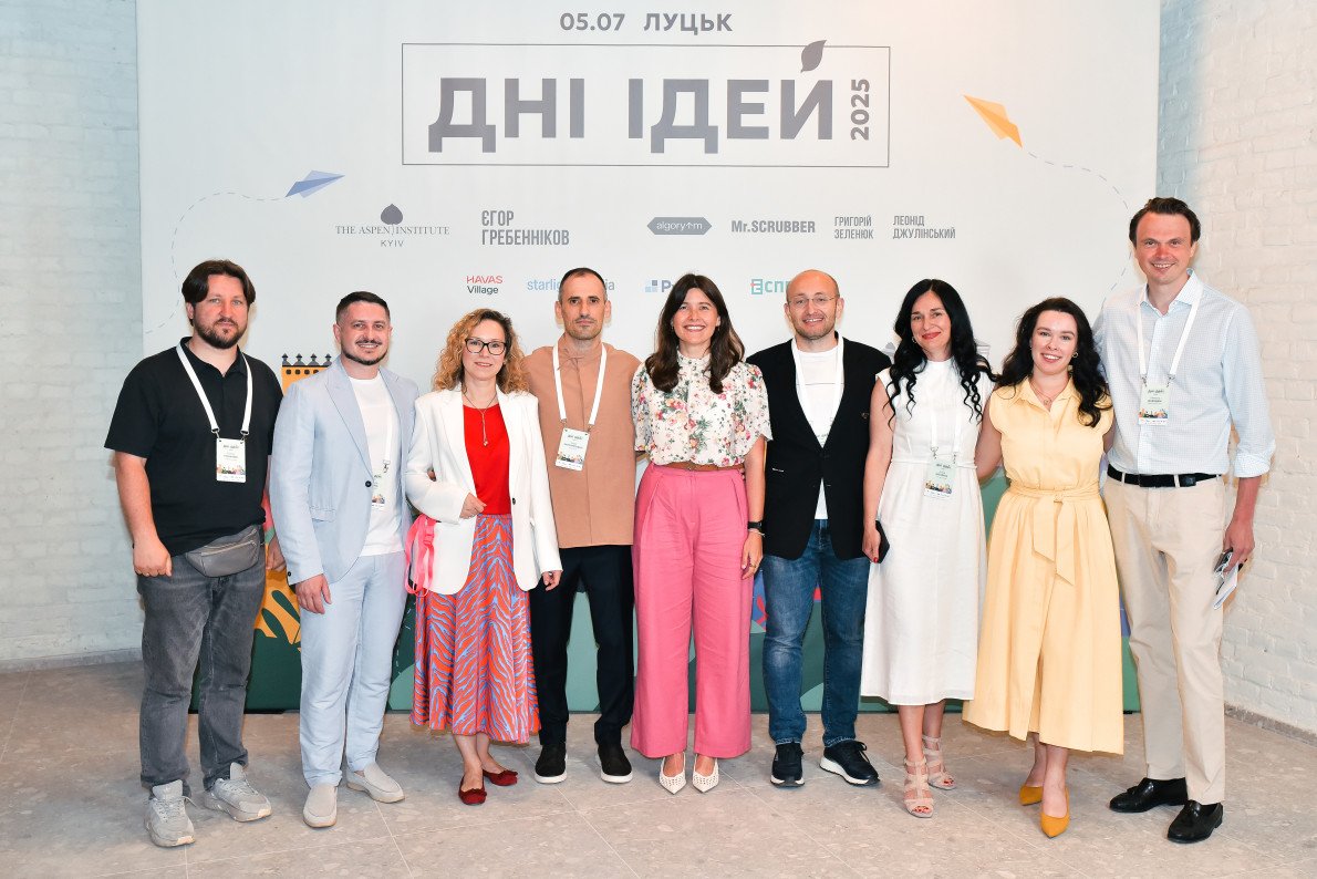 Аспенівці у Луцьку: Роман Романюк, журналіст «Української правди»; Віталій Ткачук, співзасновник Mr.SCRUBBER; Марина Захарова, менеджерка Днів Ідей; Адам Харлампович, ідейник платформи «Алгоритм дій»; Юлія Тичківська, виконавча директорка Аспен Інституту Київ; Григорій Зеленюк, підприємець; Аліна Шклярук, директорка семінарських програм Аспен Інституту Київ; Катерина Заботкіна, комунікаційна координаторка Аспен Інституту Київ; Микола Давидюк, політолог. Аспенівці у Луцьку: Роман Романюк, журналіст «Української правди»; Віталій Ткачук, співзасновник Mr.SCRUBBER; Марина Захарова, менеджерка Днів Ідей; Адам Харлампович, ідейник платформи «Алгоритм дій»; Юлія Тичківська, виконавча директорка Аспен Інституту Київ; Григорій Зеленюк, підприємець; Аліна Шклярук, директорка семінарських програм Аспен Інституту Київ; Катерина Заботкіна, комунікаційна координаторка Аспен Інституту Київ; Микола Давидюк, політолог.
