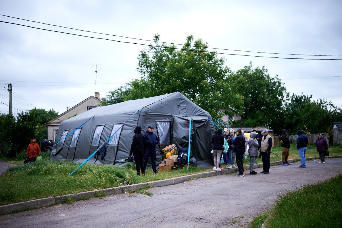 Мешканці збираються біля місцевого гуманітарного штабу.