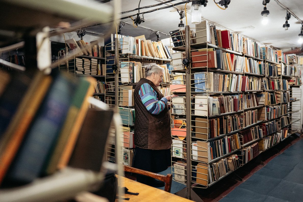 Письменник багато мандрував. Звідусіль привозив книги. Майже половина книжкової колекції — іноземною мовою. Розповідав друзям про своє життя як перекладача з пригодами, ризиком, авангардними «зальотами». Його не обшукували на кордоні, оскільки він часто подорожував у складі офіційних делегацій або мав спеціальні дозволи, що дозволяло йому уникати суворих митних перевірок при ввезенні іноземної літератури. Це дозволяло свого часу ввозити літературу в СРСР, що в ті часи було б розцінено як контрабанда. Письменник багато мандрував. Звідусіль привозив книги. Майже половина книжкової колекції — іноземною мовою. Розповідав друзям про своє життя як перекладача з пригодами, ризиком, авангардними «зальотами». Його не обшукували на кордоні, оскільки він часто подорожував у складі офіційних делегацій або мав спеціальні дозволи, що дозволяло йому уникати суворих митних перевірок при ввезенні іноземної літератури. Це дозволяло свого часу ввозити літературу в СРСР, що в ті часи було б розцінено як контрабанда.