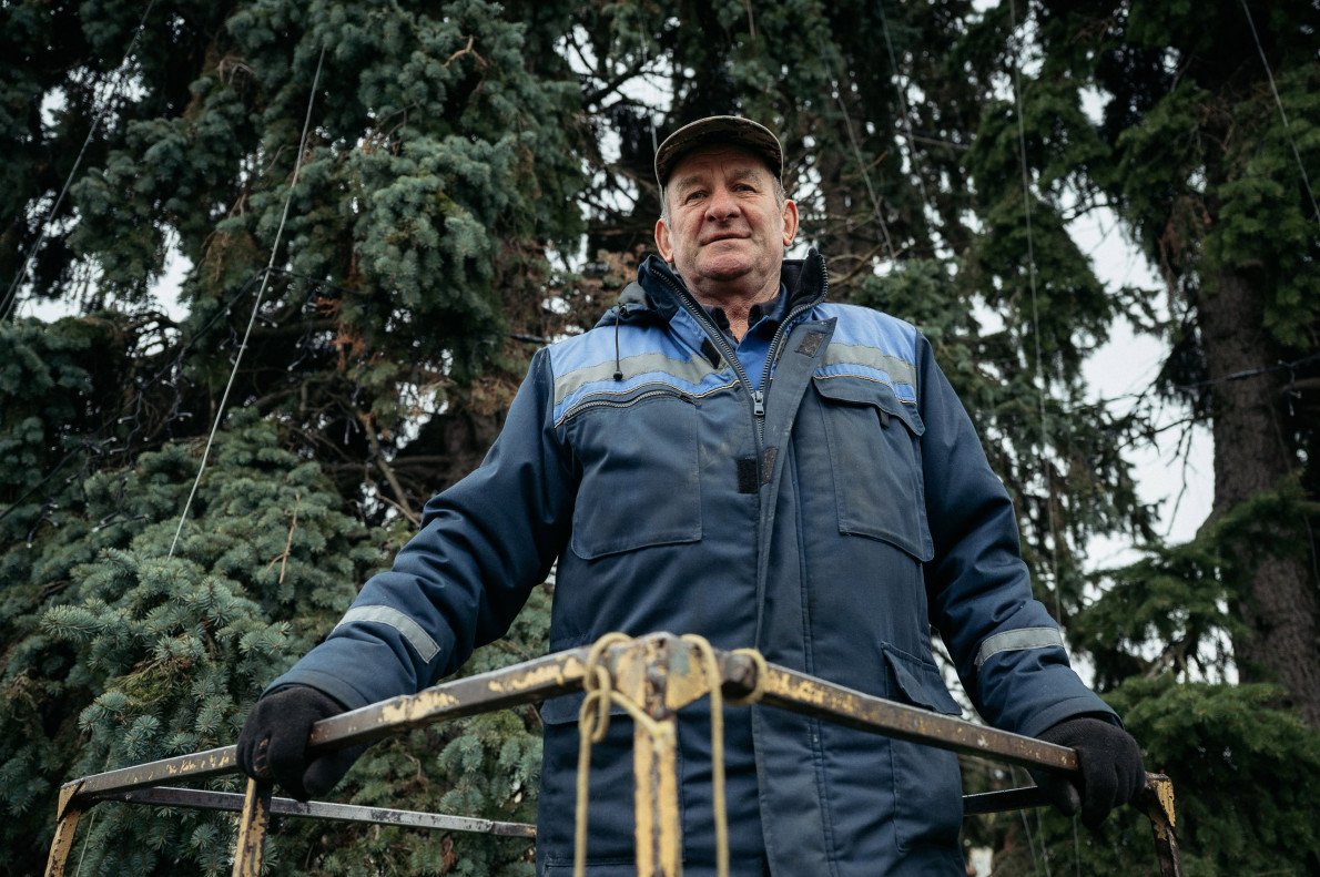 В «колисці» автовишки Микола Іванович нині лише позує — верхівки ялинок зависокі на його вік. В «колисці» автовишки Микола Іванович нині лише позує — верхівки ялинок зависокі на його вік.