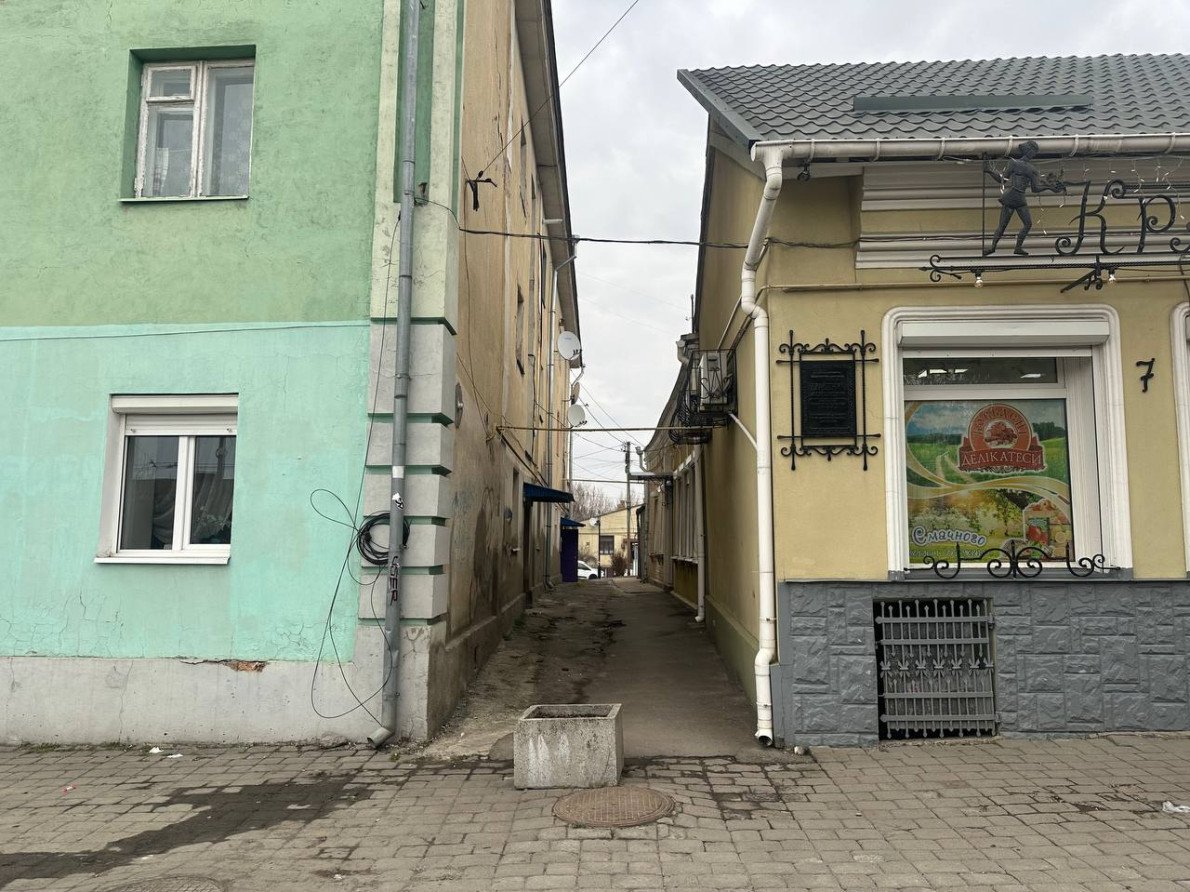 вул. Драгоманова, 5, 7.