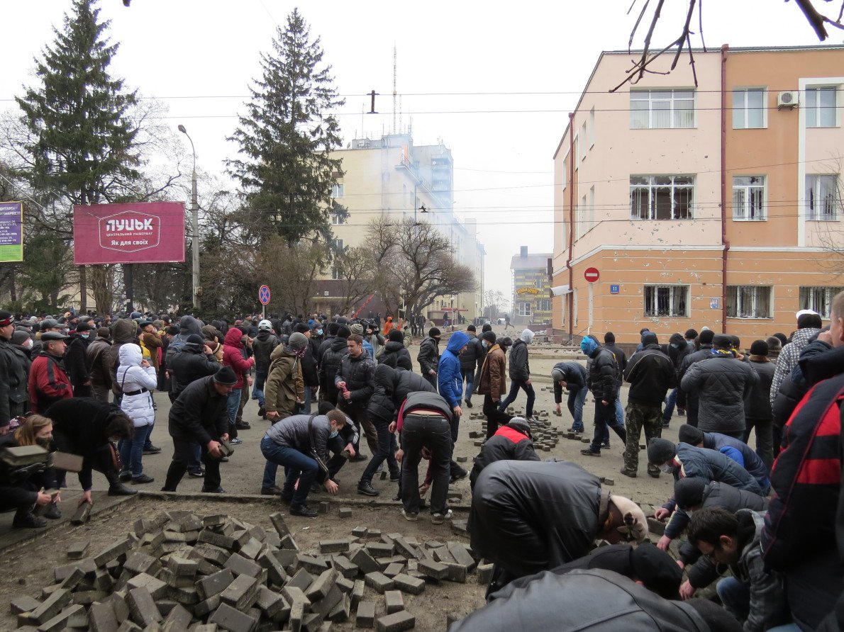 Той самий день, коли каміння стало аргументом. Знайдіть себе. 