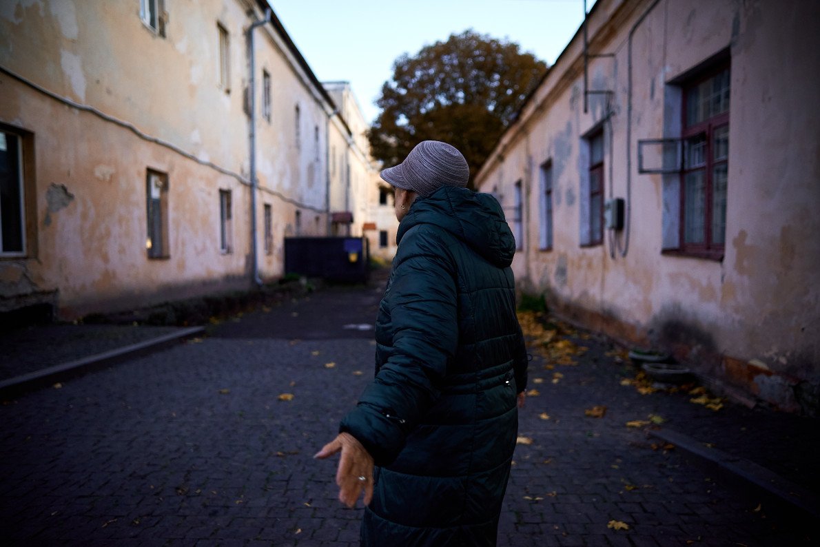 Уперше за багато часу вона у дворі Луцької тюрми. Не називає її так досі. 