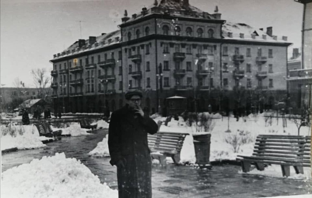 Кость Шишко на вулиці Леніна (нині проспект Волі). Кінець 1950—60-ті роки. Усі фото та ілюстрації: архів Художнього музею Луцька. Кость Шишко на вулиці Леніна (нині проспект Волі). Кінець 1950—60-ті роки. Усі фото та ілюстрації: архів Художнього музею Луцька.