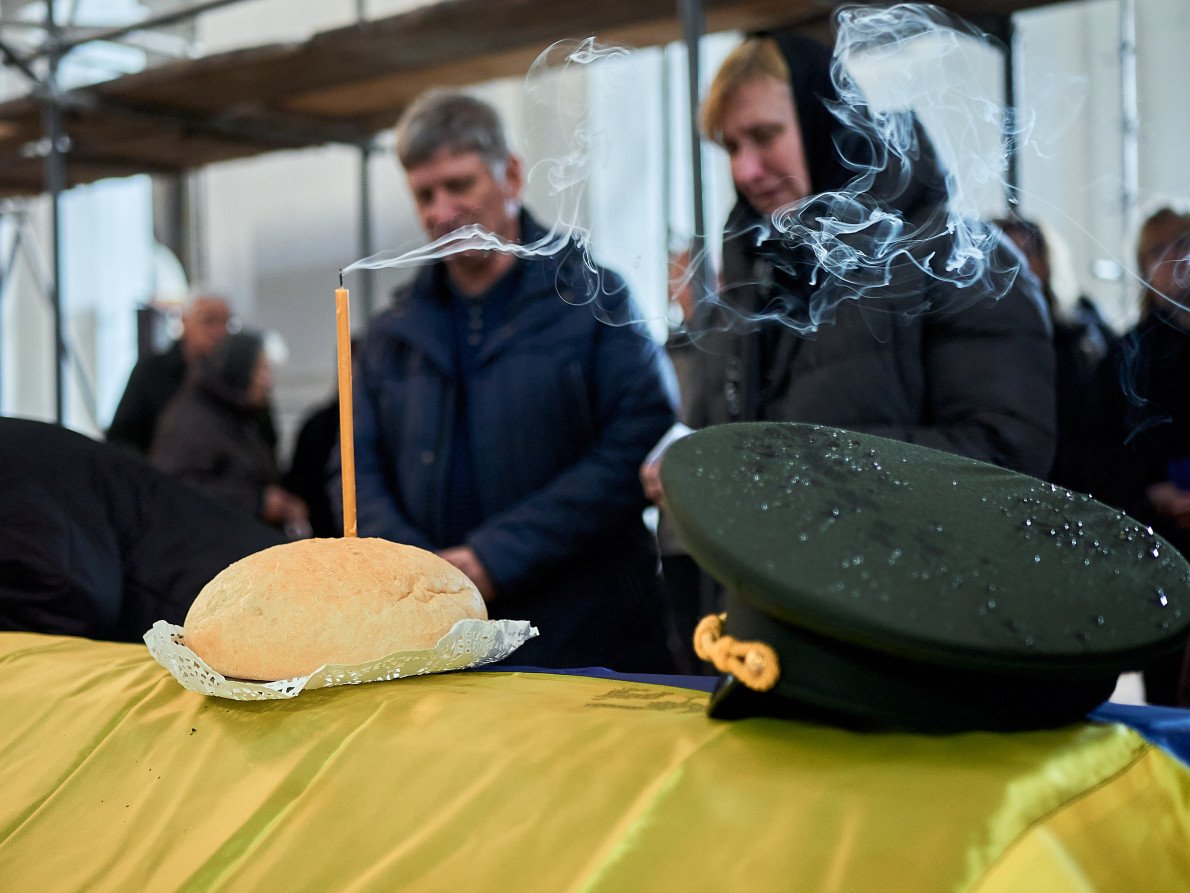 Осінь—зима 2022. Фото з церемоній прощання у Свято-Троїцькому кафедральному соборі. Луцьк віддає шану загиблим воїнам — Івану Газюку та Віталію Шубі. Осінь—зима 2022. Фото з церемоній прощання у Свято-Троїцькому кафедральному соборі. Луцьк віддає шану загиблим воїнам — Івану Газюку та Віталію Шубі.