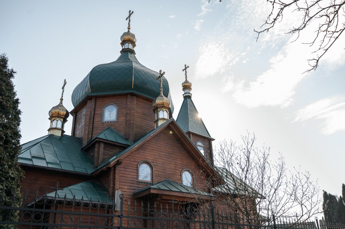 До умовно української основи з грушоподібною банею приєднано російську шатрову дзвіницю. У нашій традиції дзвіниця майже завжди була окремою спорудою.