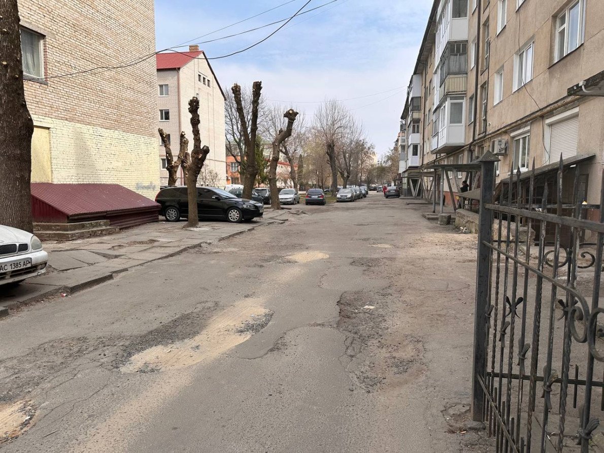 просп. Грушевського, 1,3,5.