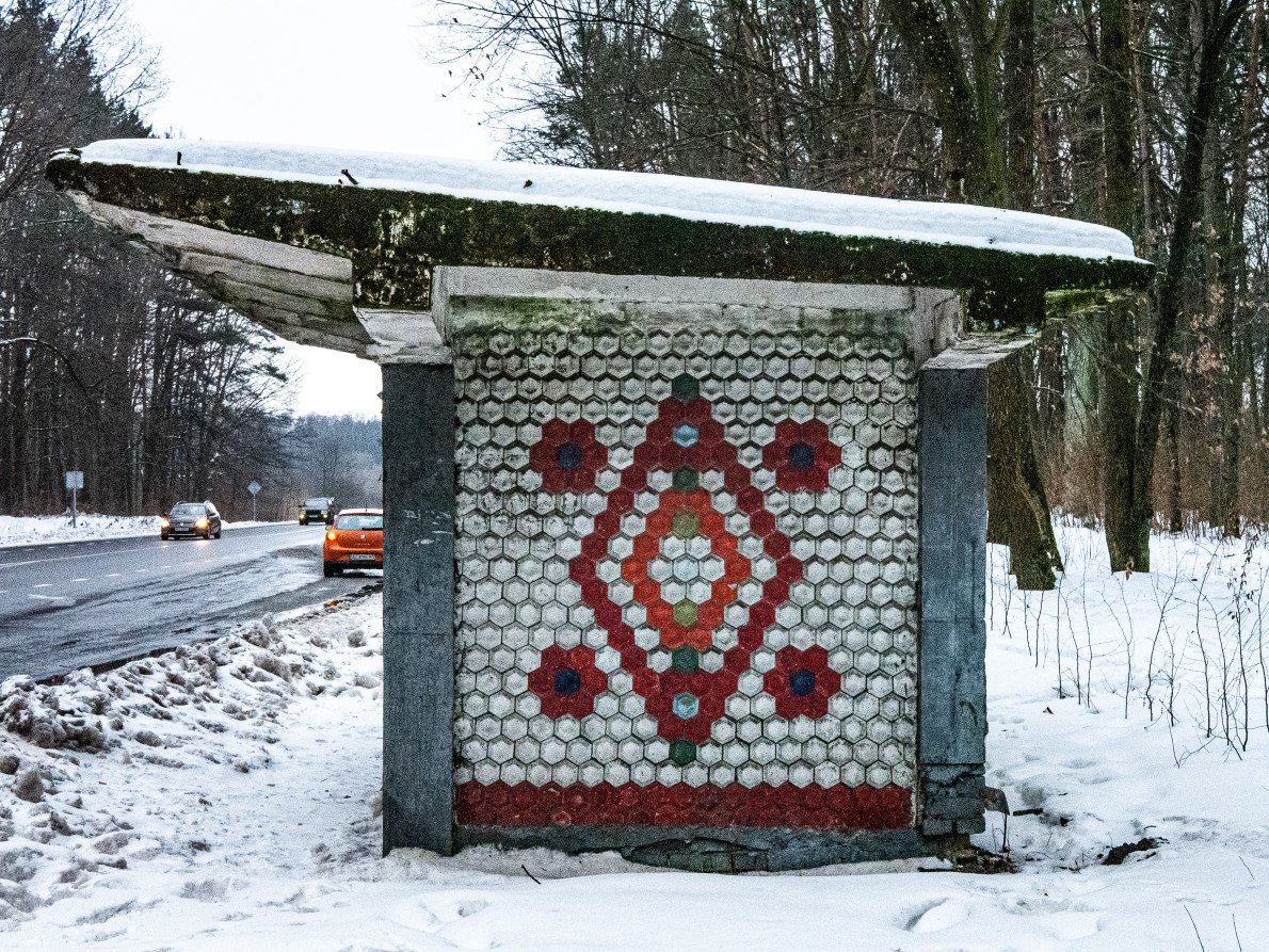 Мозаїчна зупинка у місті Ківерці.