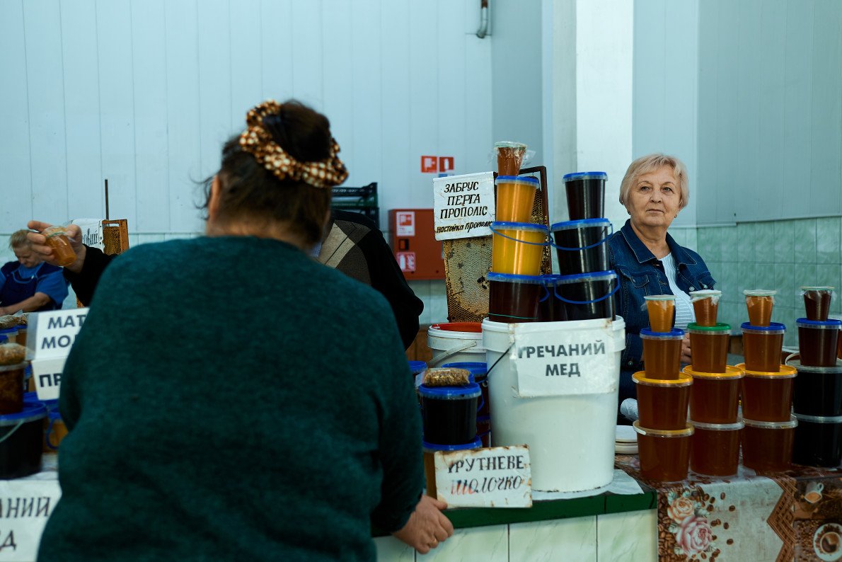 Продавчині меду на Старому ринку.