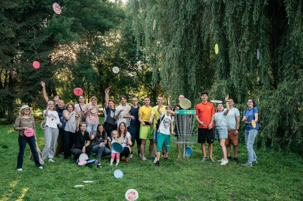 Під час тренування з диск-гольфу. Фото Миколи Цимбалюка.