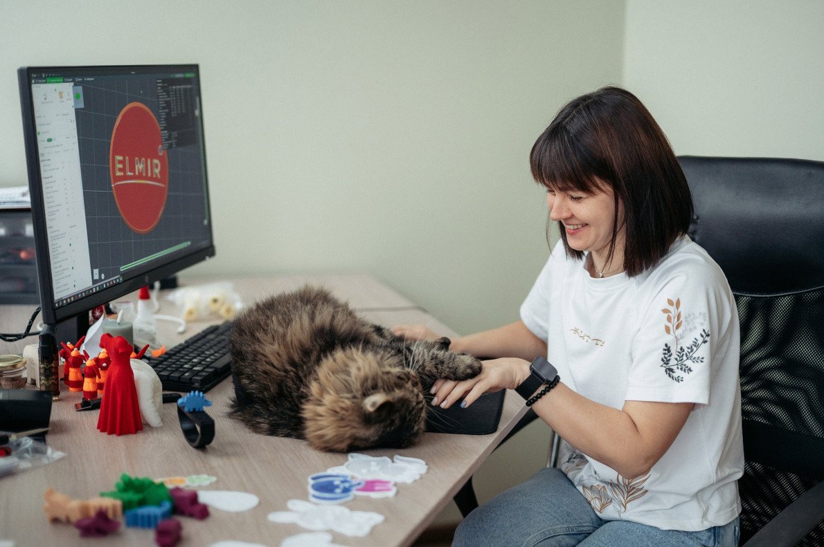 Кіт Дуду — активний учасник усіх робочих процесів «3D-крамнички». Кіт Дуду — активний учасник усіх робочих процесів «3D-крамнички».